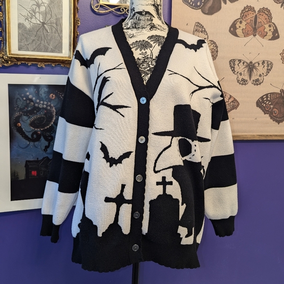 Oversized Gothic Cardigan 🖤 - Picture 3 of 10